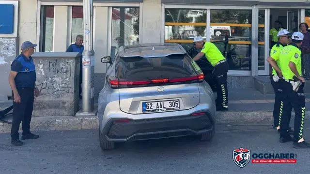 Banka Önünde Oturan Güvenlik Görevlisine Araç Çarptı