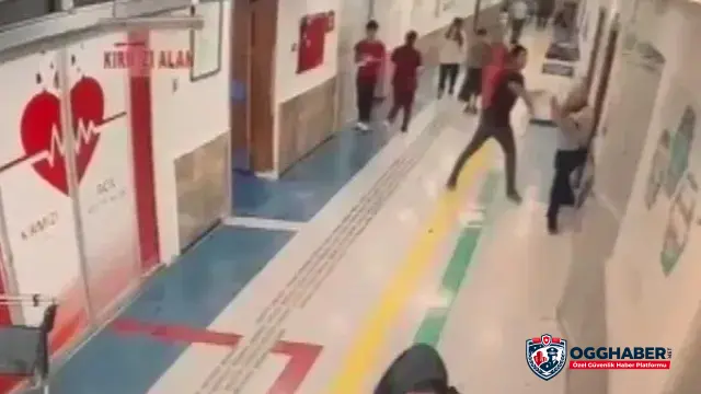 Acil serviste dehşet anları  Doktor ve güvenlik görevlisini bıçakladı