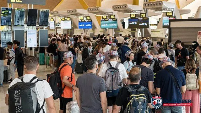 Madrid havalimanında özel güvenlik çalışanlarının grevi nedeniyle uzun kuyruklar oluştu