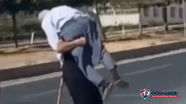 Güvenlik görevlisi yaşlı adamı karşıya geçmesi için sırtında taşıdı