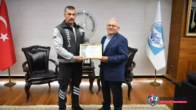 Tramvayın altında kalmaktan güvenlik görevlisi kurtardı! Belediye başkanı teşekkür belgesi verdi Tramvayın altında kalmaktan güvenlik görevlisi kurtardı! Belediye başkanı teşekkür belgesi verdi