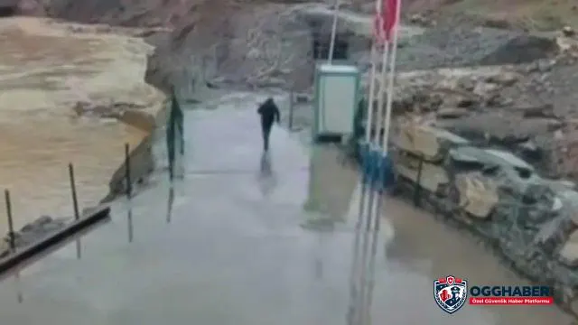 Özel Güvenlik görevlisi son anda kaçtı, köpek sel sularıyla mücadele etti
