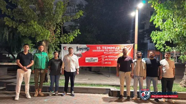 Eskişehir'de, 15 Temmuz etkinlik afişlerini indiren 2 güvenlik görevlisi gözaltına alındı.