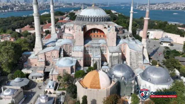 Ayasofya Camii'nin kapısının kırılması olayında güvenlik görevlisi dinlendi Ayasofya Camii'nin kapısının kırılması olayında güvenlik görevlisi dinlendi