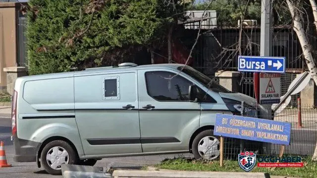 Bursa’da korkutan manevra! Zırhlı para nakil aracı refüje savruldu