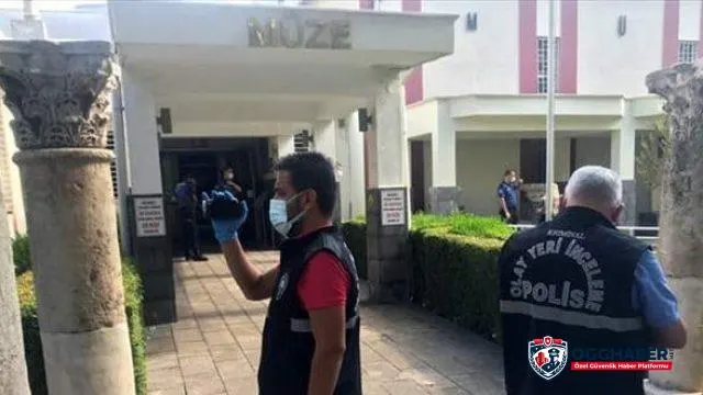Güvenlik görevlisi silahını temizlerken kendisini ve arkadaşını yaraladı