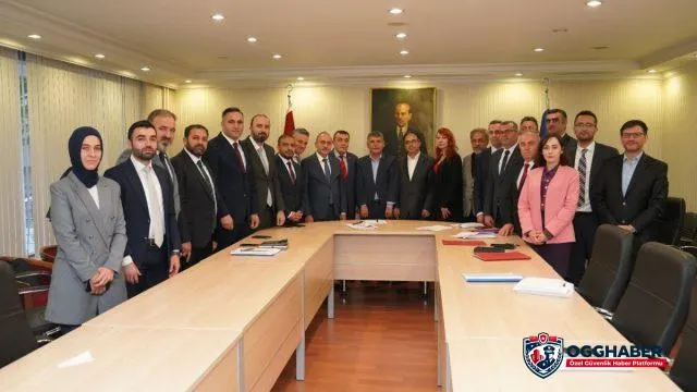 Sağlık İşçileri Toplu İş Sözleşmesini Paylaşmayan ÖZ SAĞLIK-İŞ Sendikasına Tepki Gösterdi