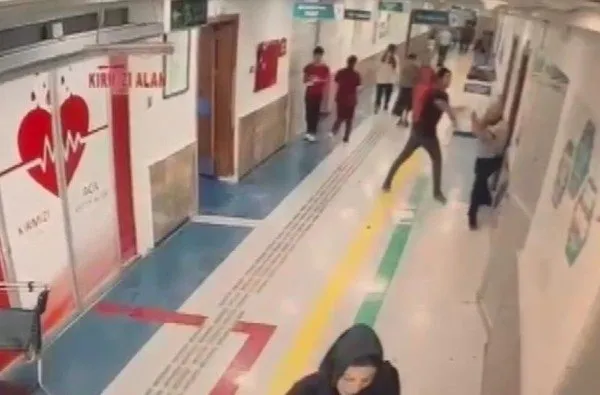 Hastanede doktor ve güvenlik görevlisini bıçakladı